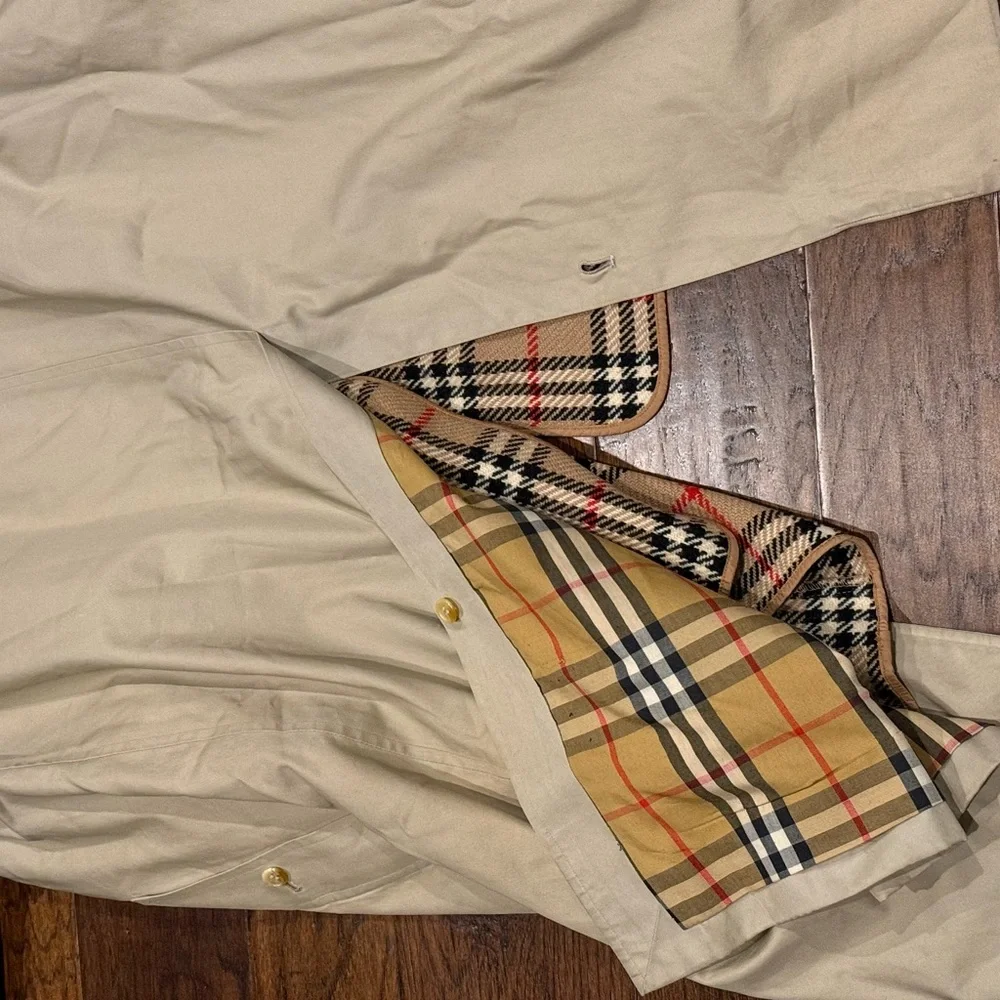 Burberry ClassicTrench Coat - Picture 5 of 5